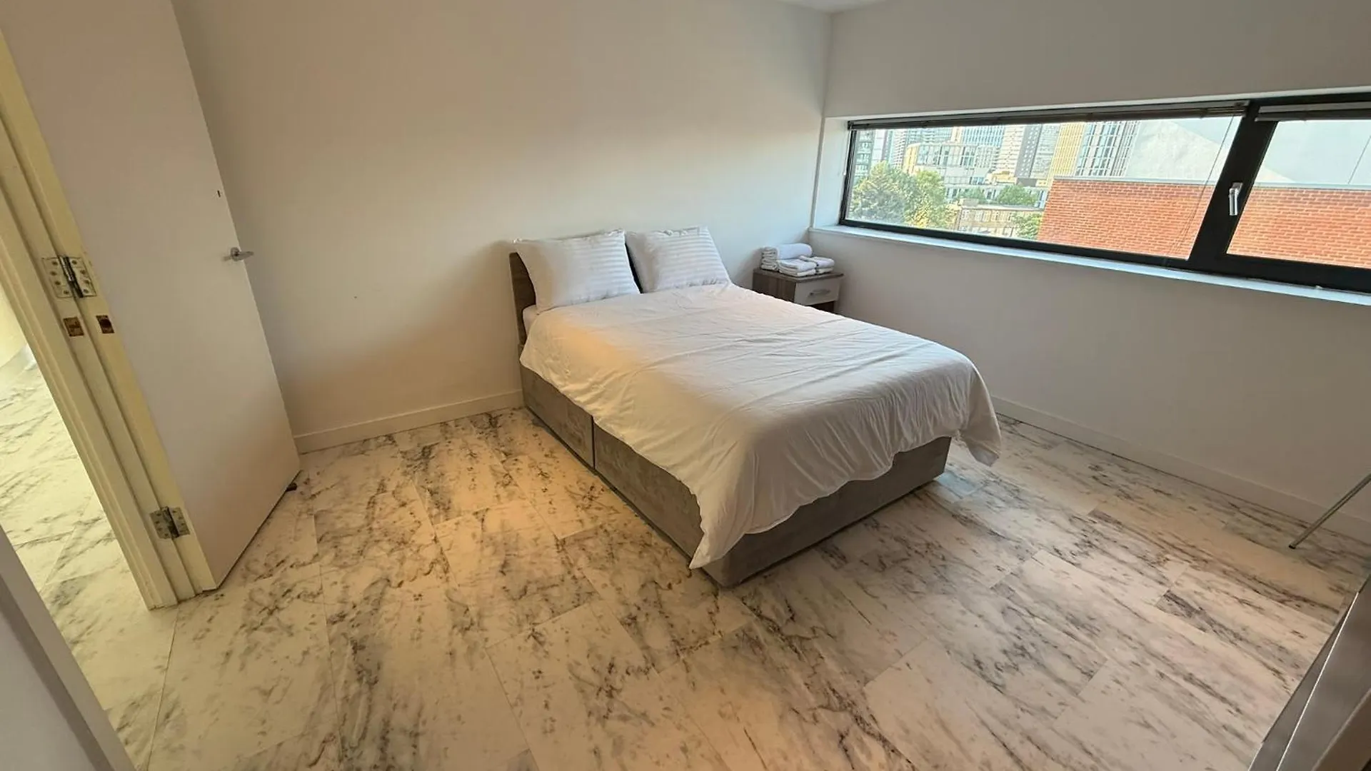 Entire Flat With 2X Bedrooms, 2X Bathrooms And A Big Living Room In The Olympic Park And Westfield At Stratford London Hotel