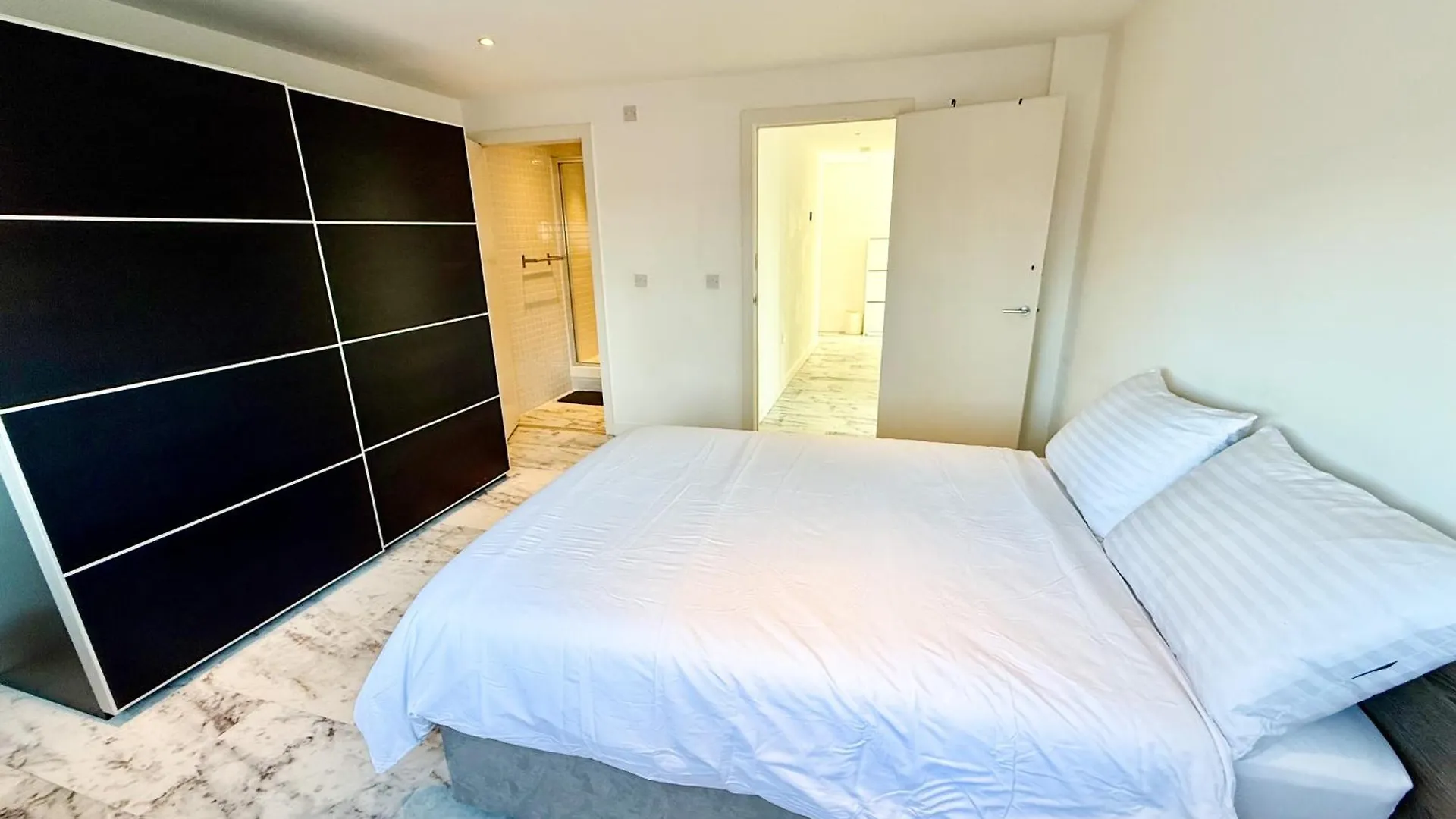Entire Flat With 2X Bedrooms, 2X Bathrooms And A Big Living Room In The Olympic Park And Westfield At Stratford London Hotel