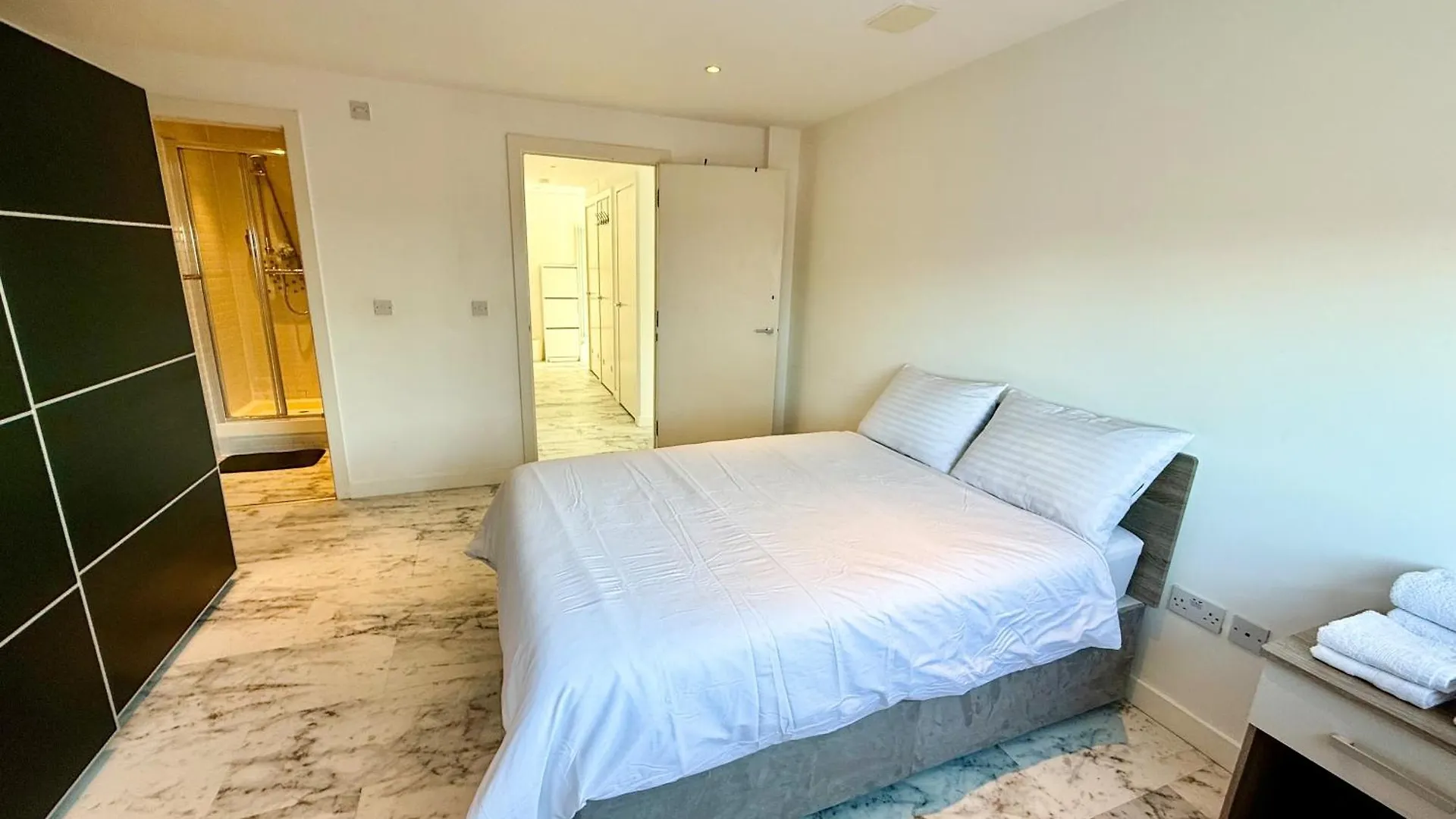 Entire Flat With 2X Bedrooms, 2X Bathrooms And A Big Living Room In The Olympic Park And Westfield At Stratford London