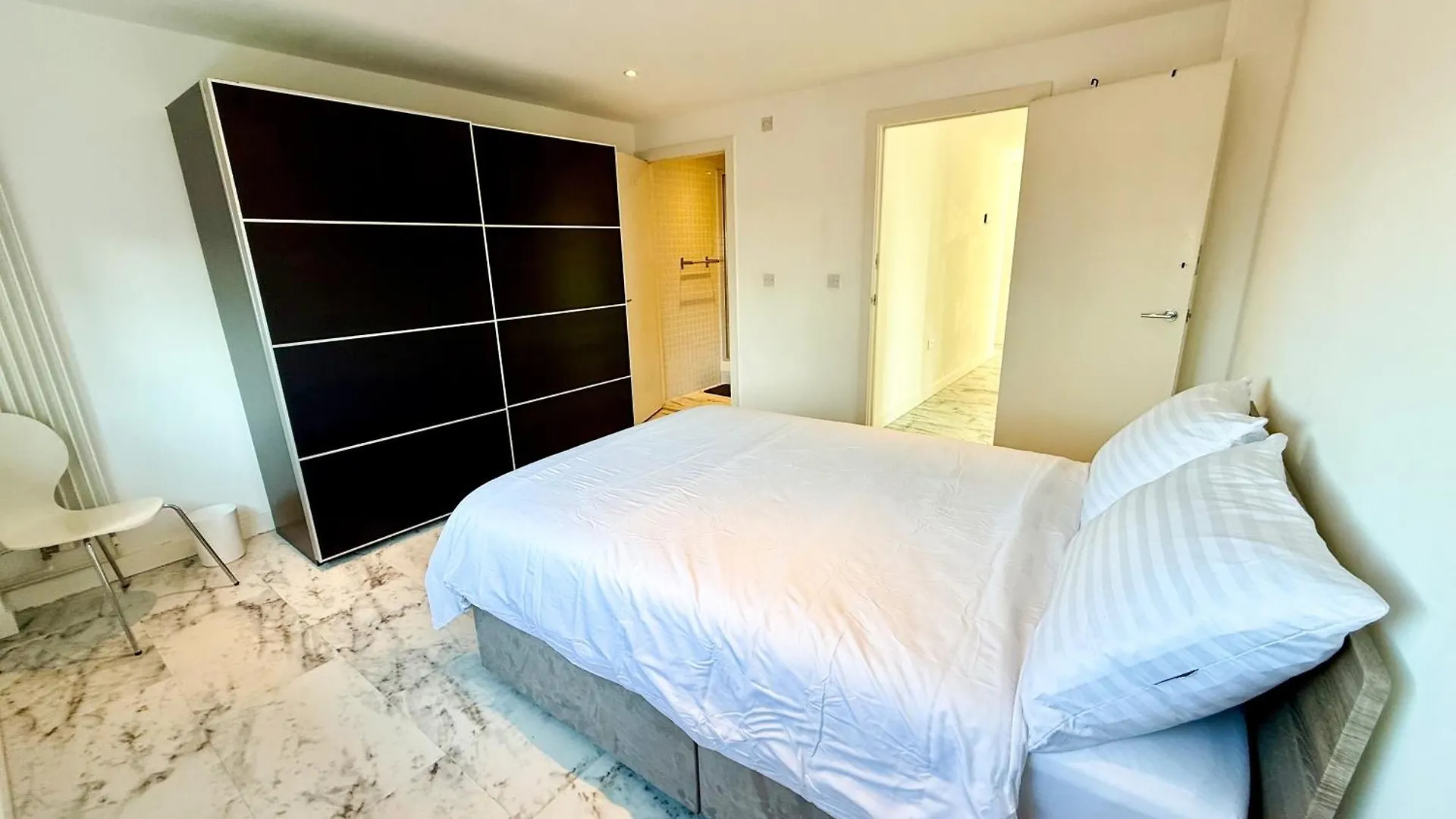 Entire Flat With 2X Bedrooms, 2X Bathrooms And A Big Living Room In The Olympic Park And Westfield At Stratford London 5*,