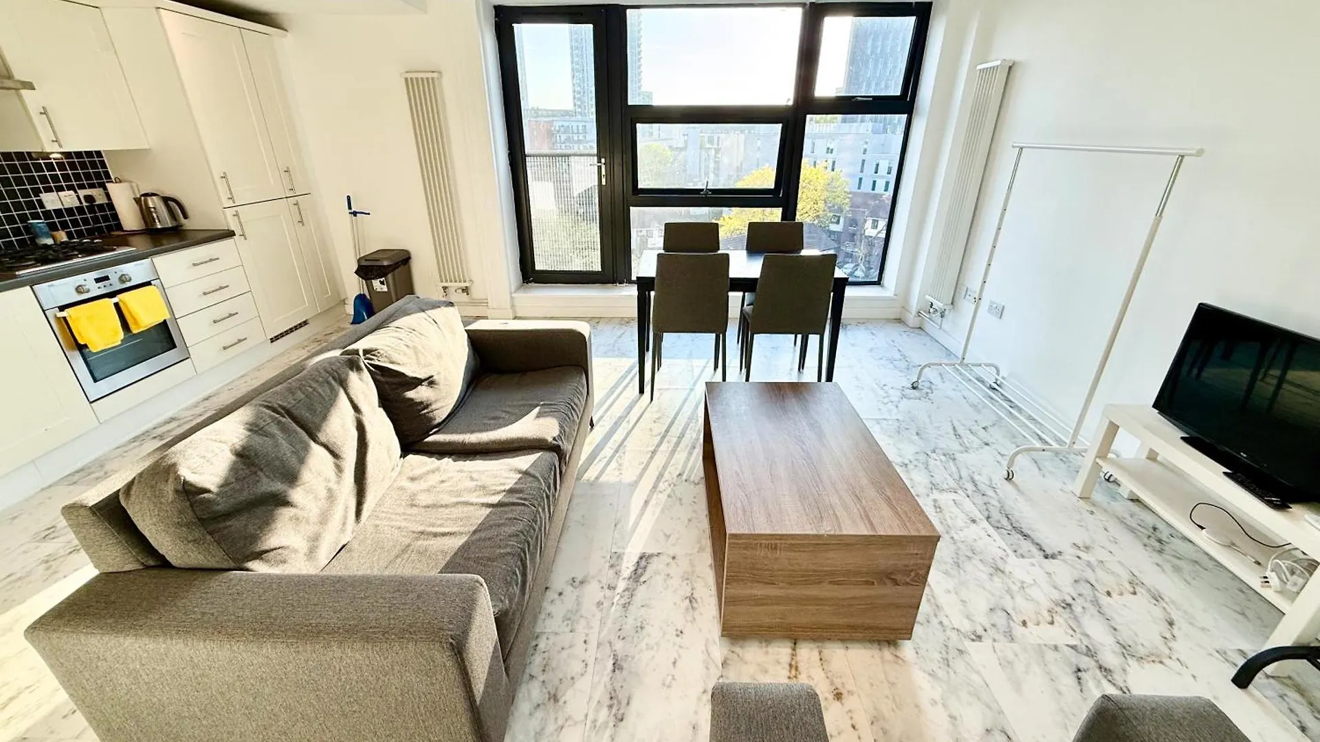 Entire Flat With 2X Bedrooms, 2X Bathrooms And A Big Living Room In The Olympic Park And Westfield At Stratford London Hotel